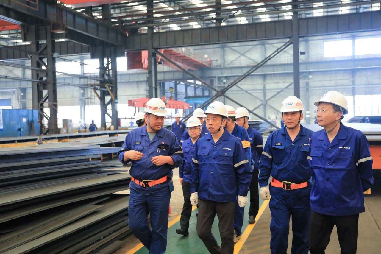 أول سفينة حاويات ضخمة تعمل بالغاز الطبيعي المسال (23000 حاوية نمطية مكافئة لعشرين قدمًا) في العالم