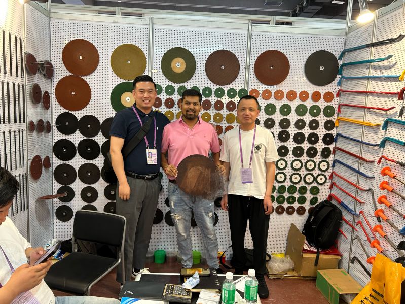 معرض عجلة القطع والعملاء