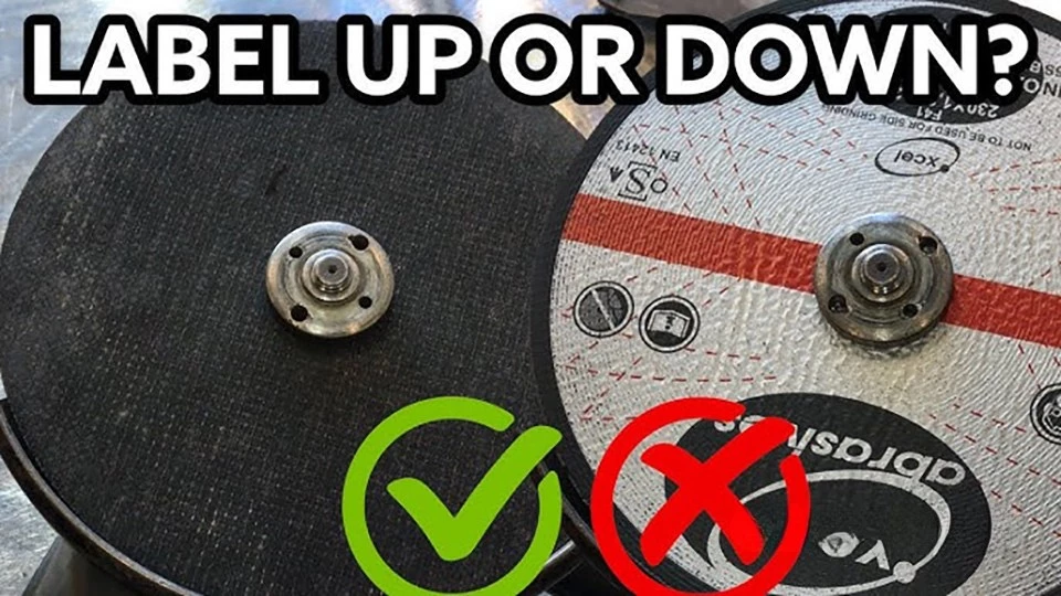 في أي اتجاه يوضع قرص القطع على المطحنة؟